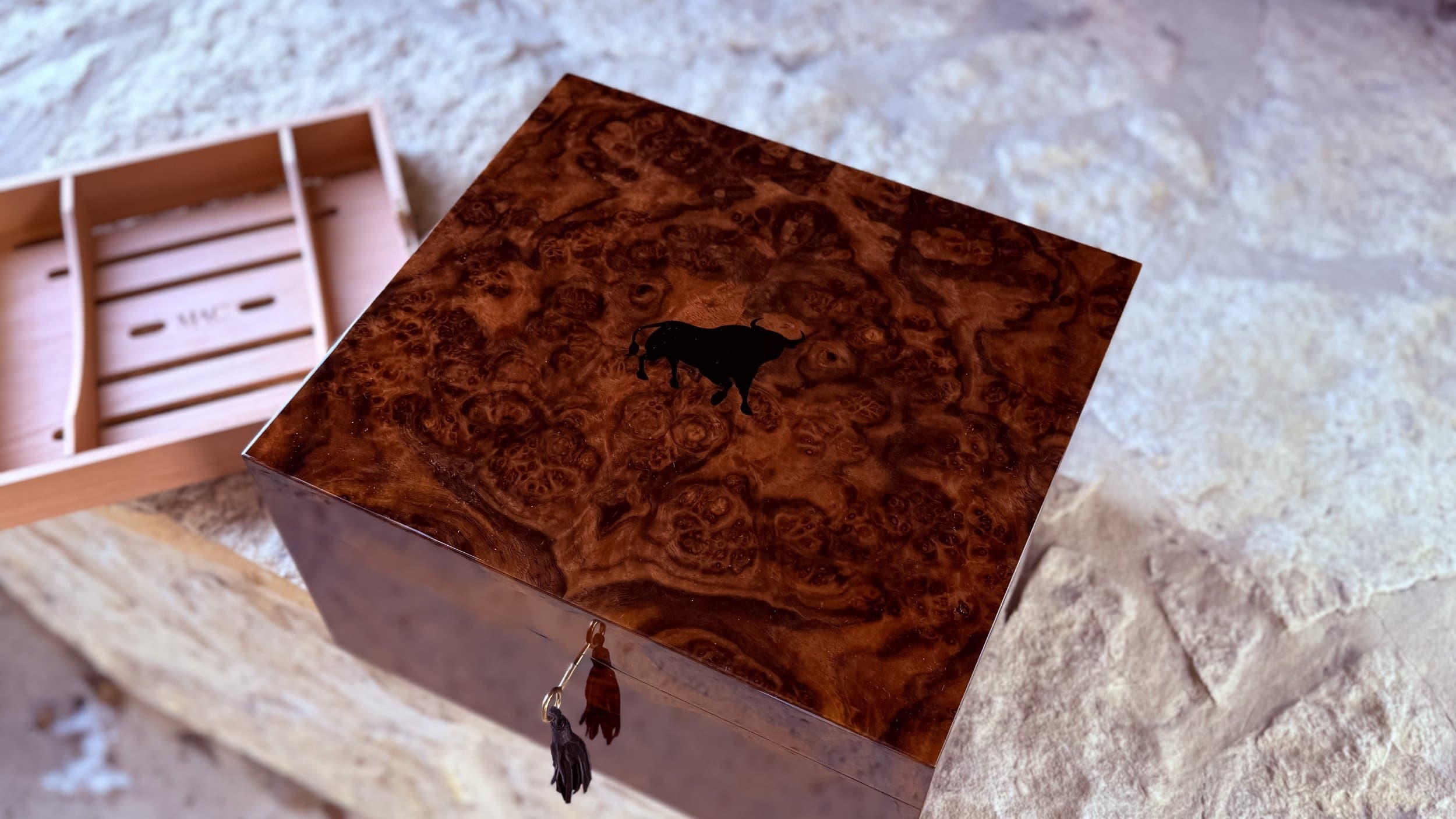 The Toro: centient luxury walnut burl humidor exterior lid bull mac tray