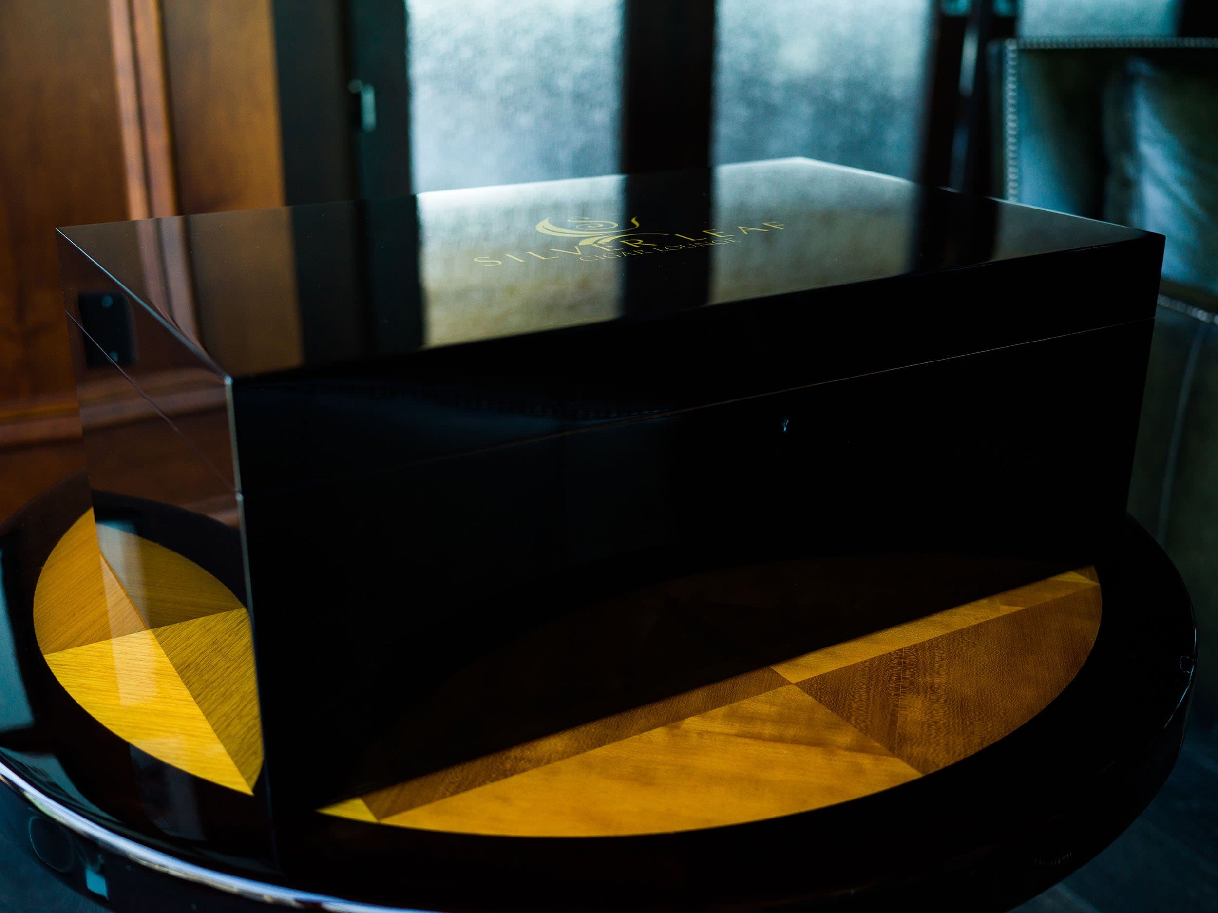 The Umbra: ultra luxury humidor high gloss black