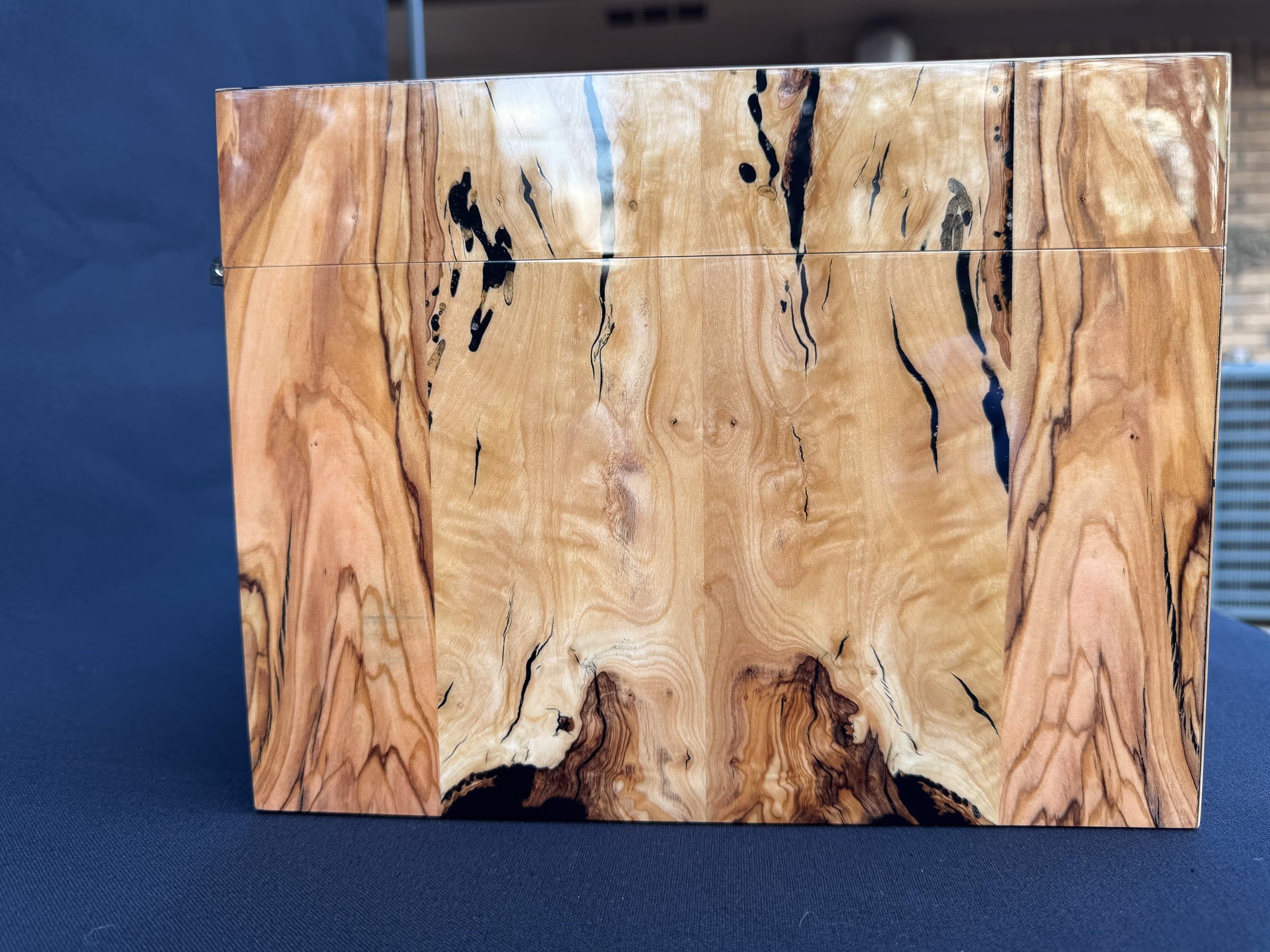 The Bethlehem: centient luxury bethlehem olivewood humidor left side grain detail