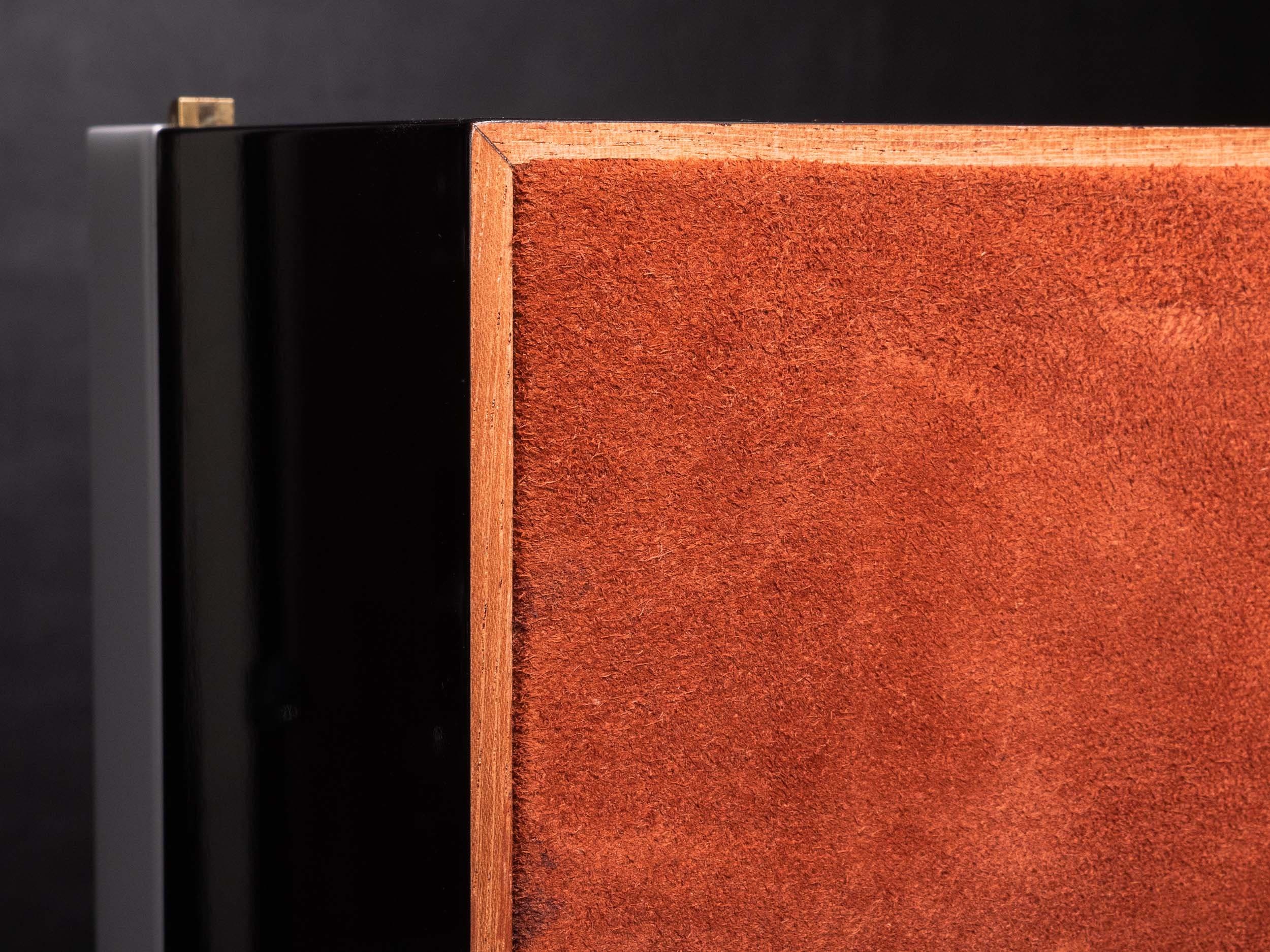 The Opaline: suede base sheathing prestigous humidor
