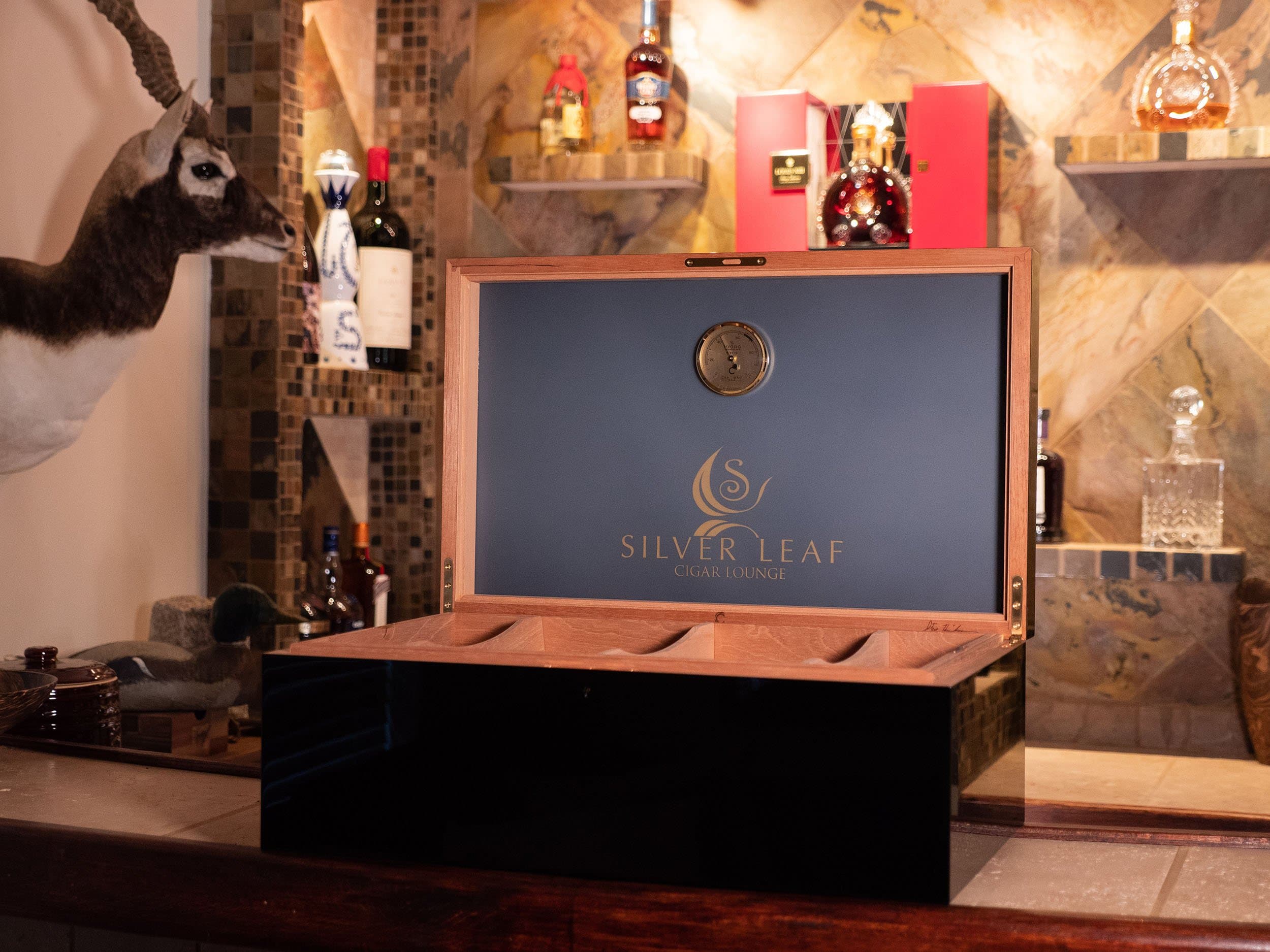 The Umbra: prestigious home luxury black humidor