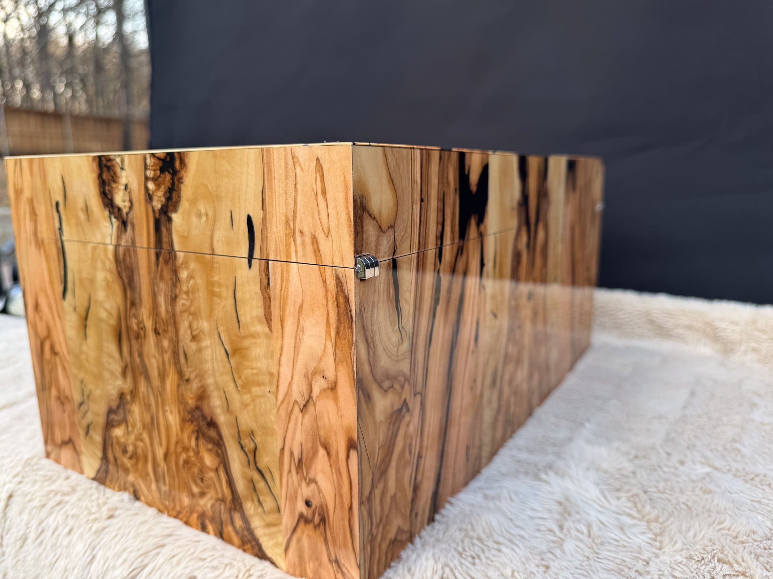 The Bethlehem: centient luxury bethlehem olivewood humidor right side back grain detail