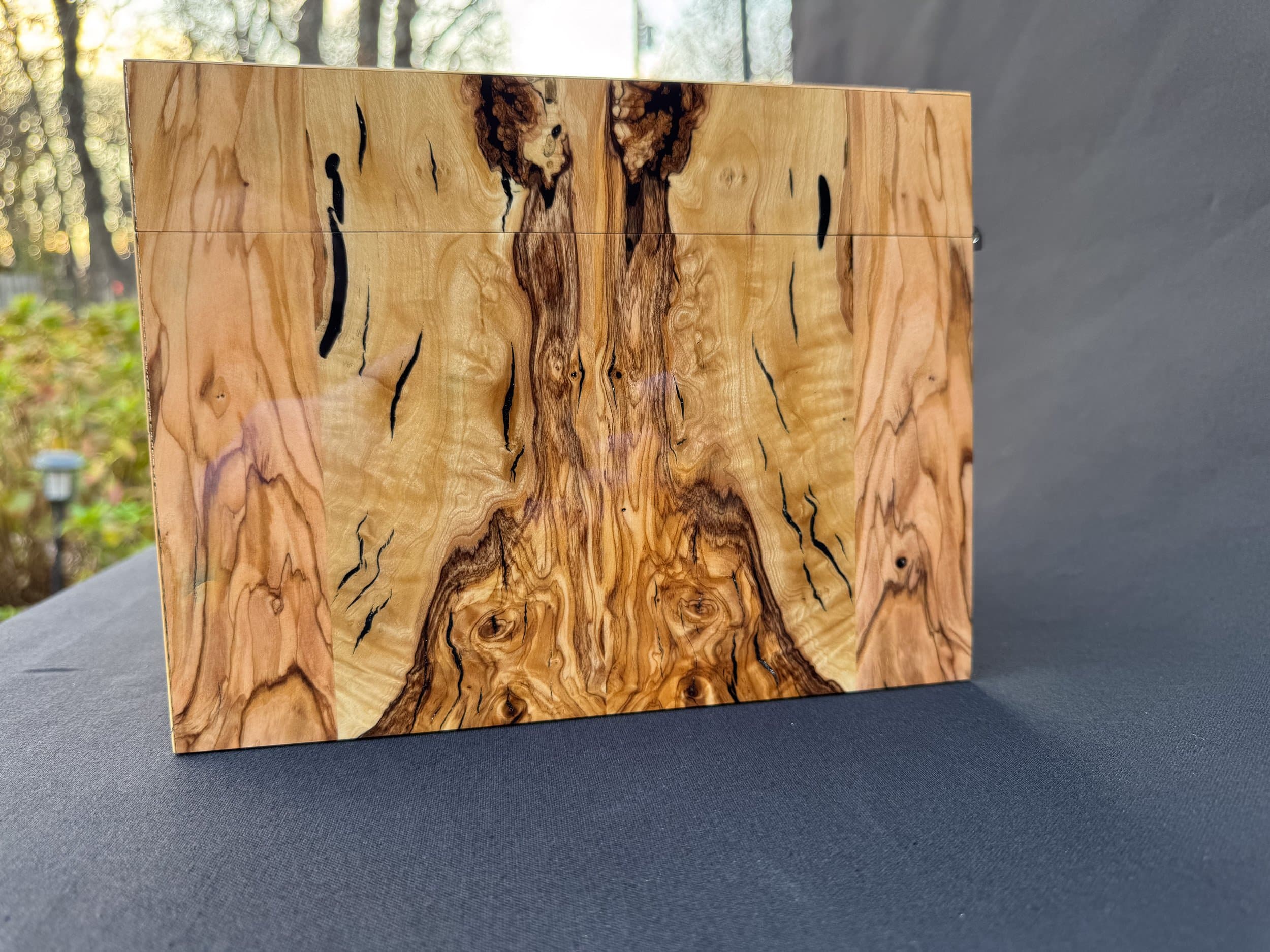 The Bethlehem: centient luxury bethlehem olivewood humidor right side grain detail
