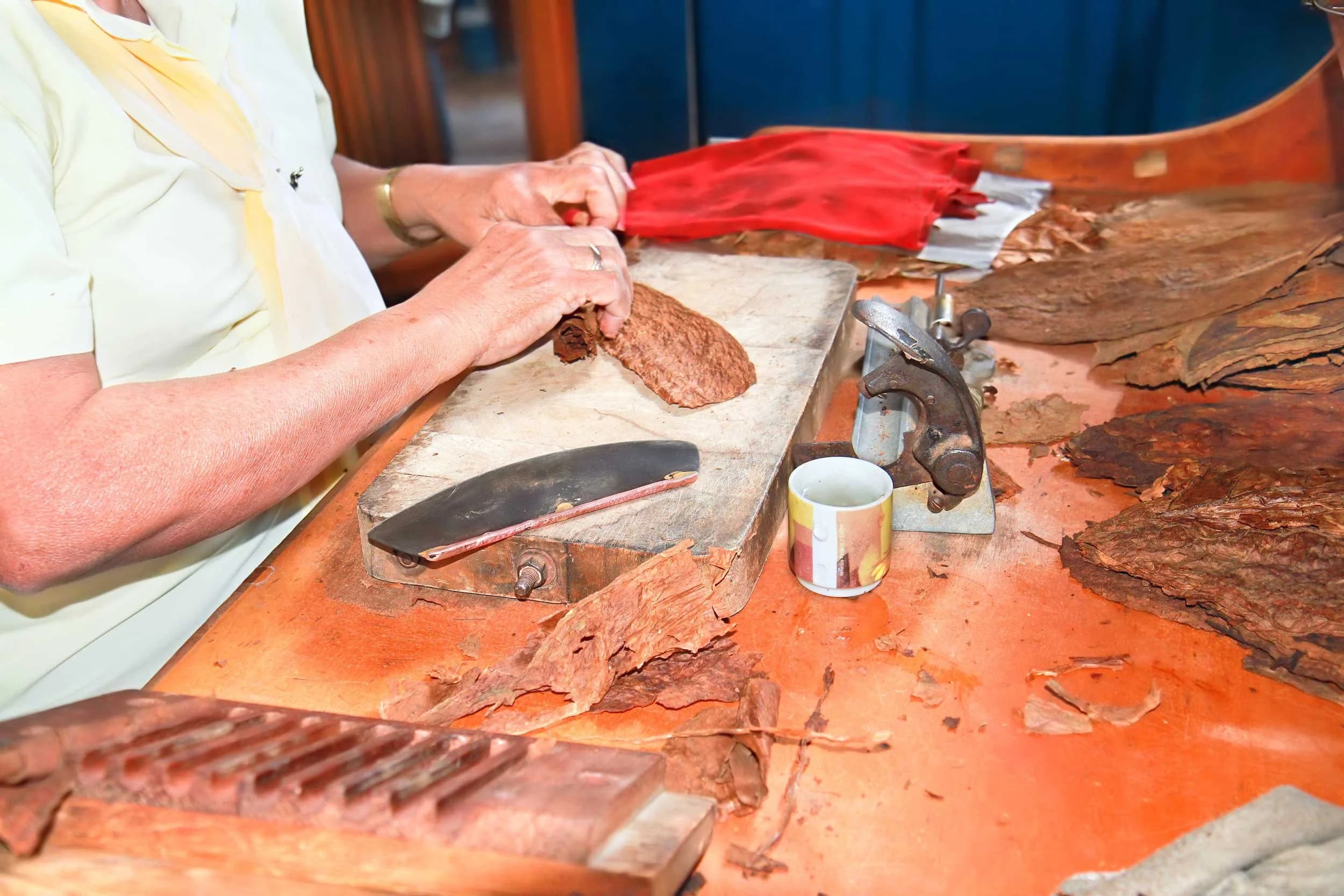 Cigar Making: Bunching Methods Explained
